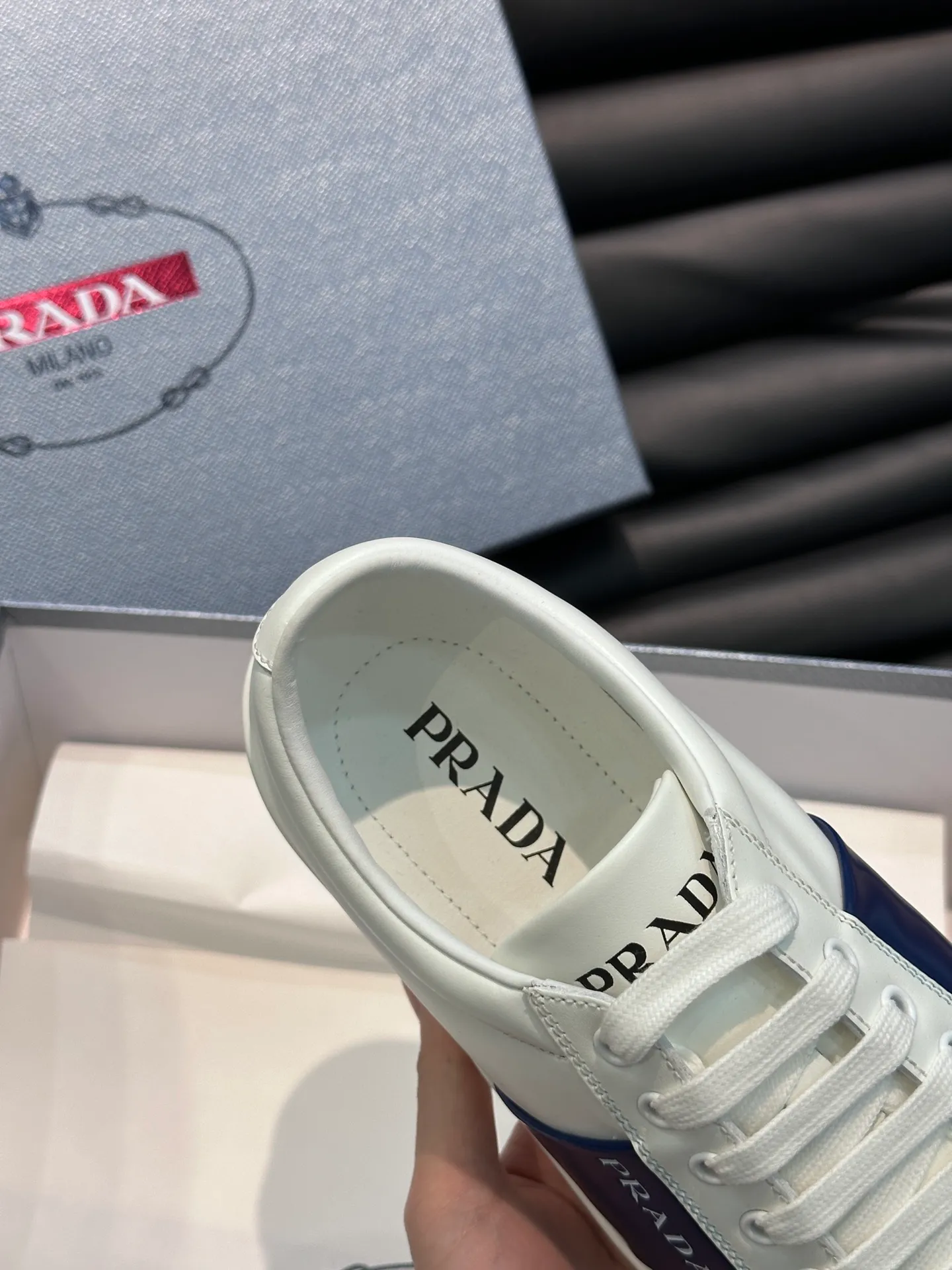 Men's shoes 💰p360 "Men's shoes 💰pRAD*" Prada's new high-end men's casual sports shoes. This leather sports shoe uses calfskin upper. The body of the shoe interprets the Prada letter brand logo from multiple angles. The brand logo is embellished on one side of the upper, all explaining the brand style. Sheepskin lining, lightweight, comfortable and durable! Size: 38-44